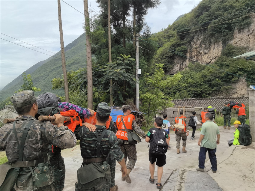 重災點轉移受災群眾。武警四川總隊雅安支隊供圖