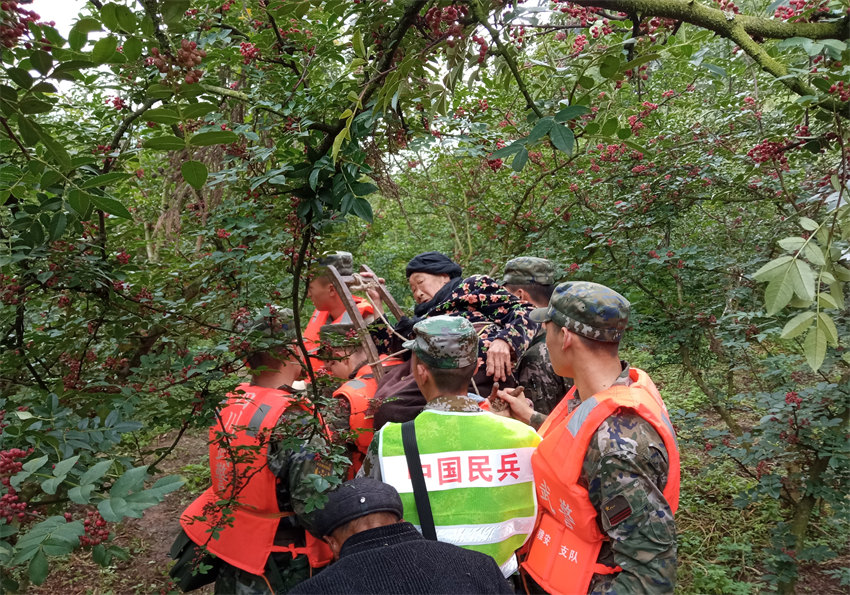 官兵民兵持續(xù)奮戰(zhàn)救援一線。四川省軍區(qū)供圖