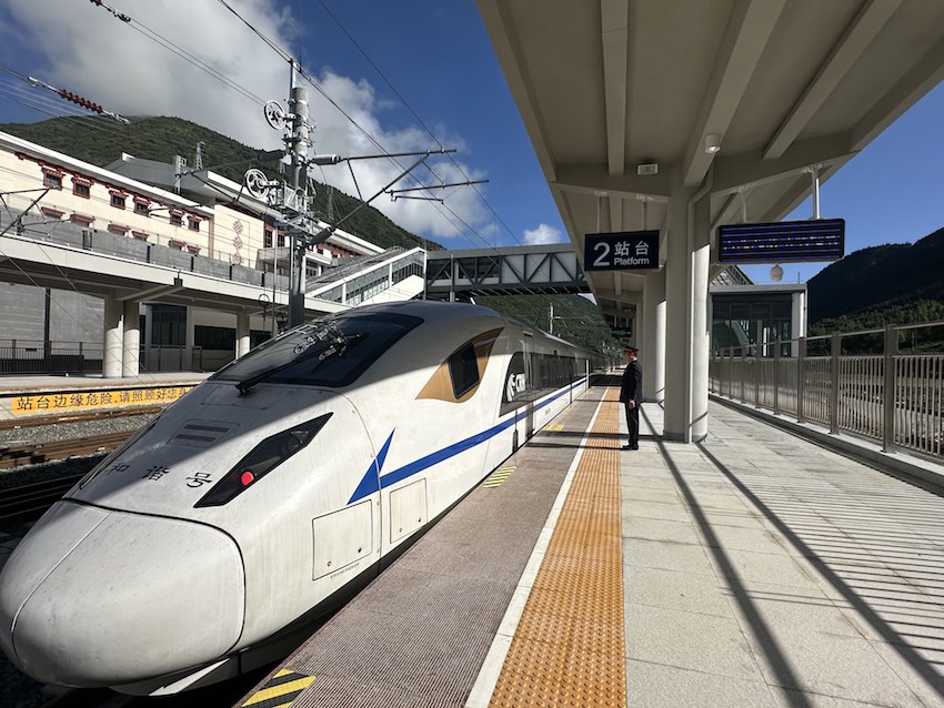 這是動(dòng)車組列車首次進(jìn)入黃龍、九寨景區(qū)。中國(guó)鐵路成都局集團(tuán)有限公司供圖