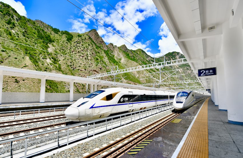 動(dòng)車組列車在鎮(zhèn)江關(guān)站。中國(guó)鐵路成都局集團(tuán)有限公司供圖