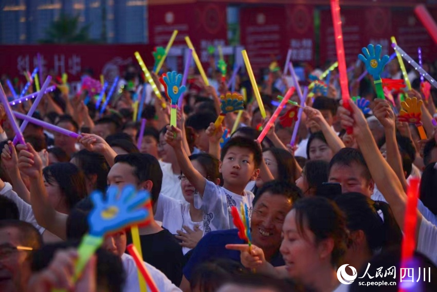 觀看火把節(jié)開幕式的市民和游客。實習生 舒鑫攝