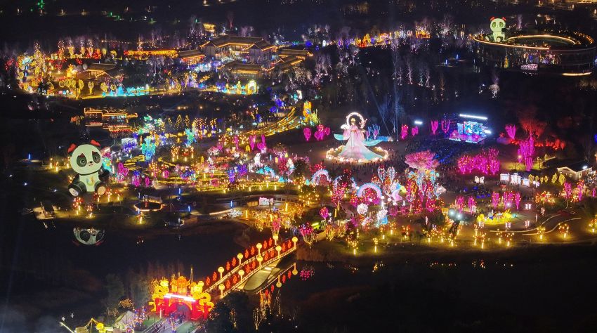 2024年成都東安湖首屆燈會夜景。龍泉驛區(qū)融媒體中心供圖