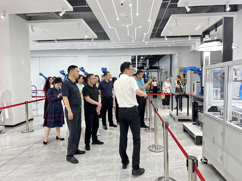四川省發展改革委、成都市發展改革委及全國各省、自治區、直轄市發改委副主任、產業處處長共計60余人調研功能區卡諾普項目。龍潭工業機器人產業功能區供圖