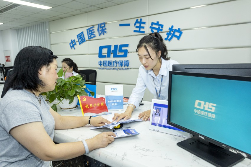 在都江堰市醫(yī)保服務(wù)大廳長護險窗口受理群眾申請。都江堰市醫(yī)療保障局供圖
