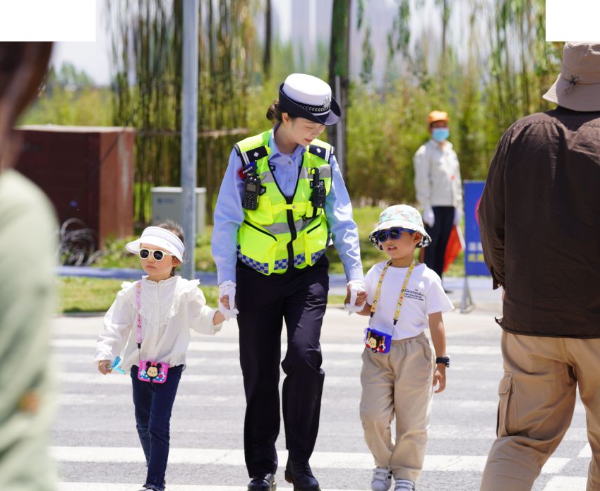 成都交警護航兒童平安出行。成都市公安局供圖