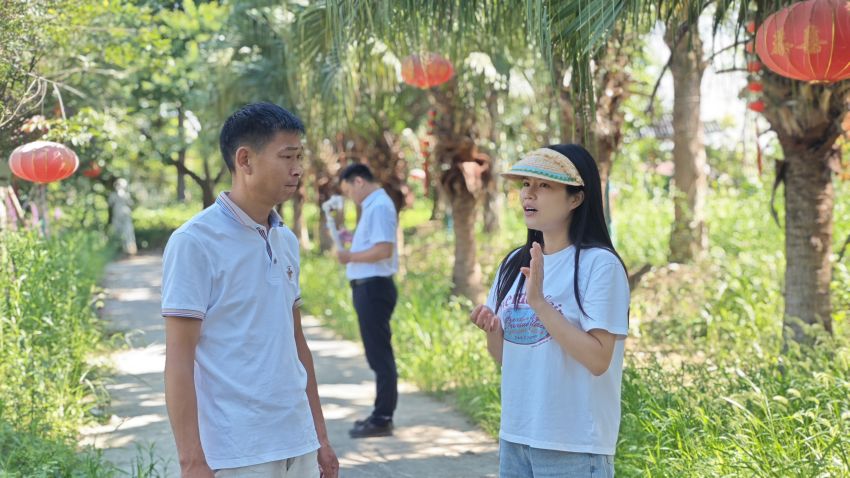 成都市農交所工作人員向閑置資產流轉委托客戶介紹流轉工作流程。成都市紀委供圖