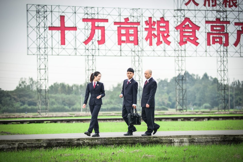 開展巡田工作，以“檢察藍(lán)”守護(hù)“生態(tài)綠”。崇州市檢察院供圖