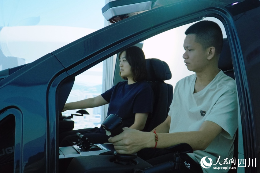 記者在AE200型“飛行汽車”模擬艙內進行體驗。人民網 趙祖樂攝