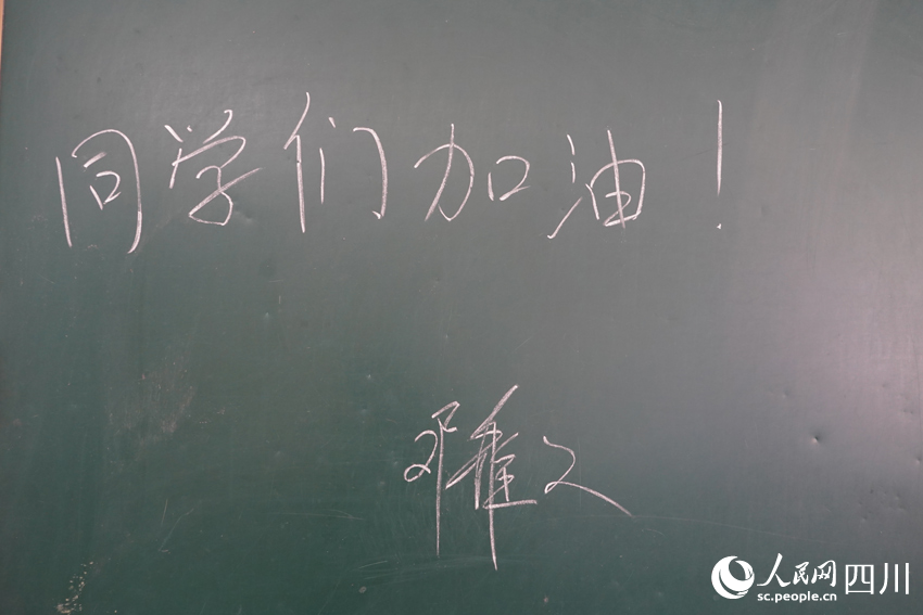 鄧雅文寫下“同學們加油”。許世智攝