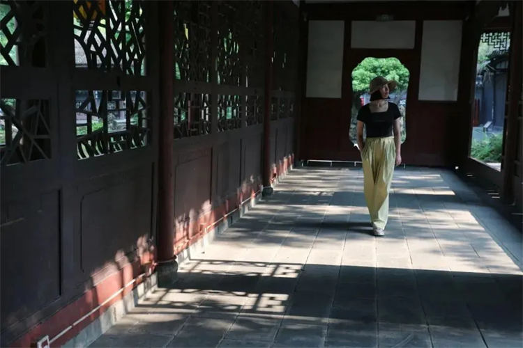 游人參觀市罨畫池博物館。
