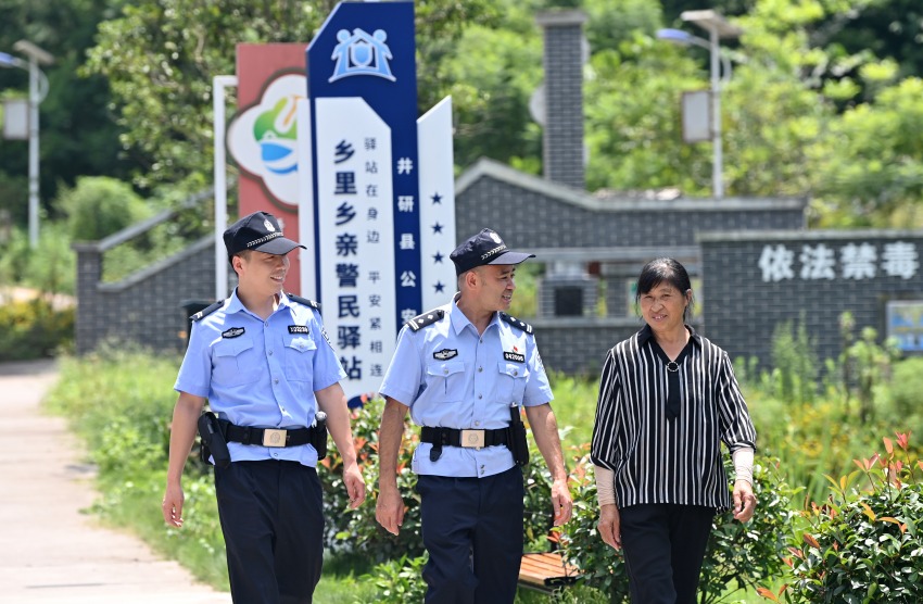 民輔警駐守在“鄉(xiāng)里鄉(xiāng)親警民驛站”提高了見警率、管事率。張磊供圖