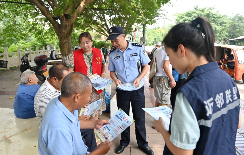 民警和平安商戶聯(lián)盟志愿者在斗雞菇市場內(nèi)進行法治宣傳。張磊供圖