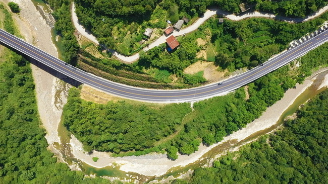 鐵礦至黑寶山旅游道路鐵礦段。萬源市融媒體中心供圖