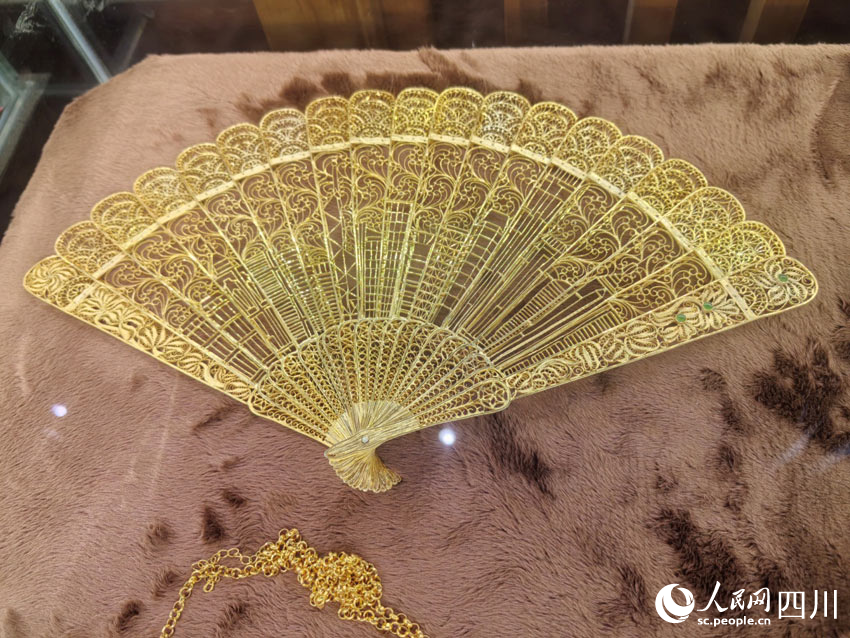 制作精良的“金扇子”。人民網(wǎng)記者 劉海天攝