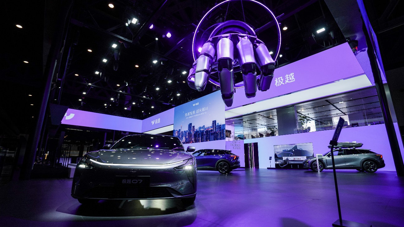 極越攜雙車(chē)型登陸成都車(chē)展。人民日?qǐng)?bào)記者 宋豪新攝
