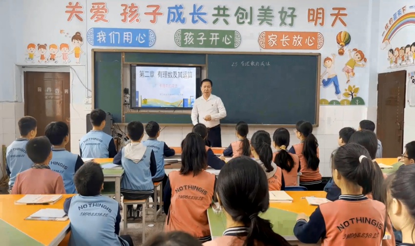 宣漢縣五寶鎮學校教師姚丕貴執教課改示范課。龍河攝