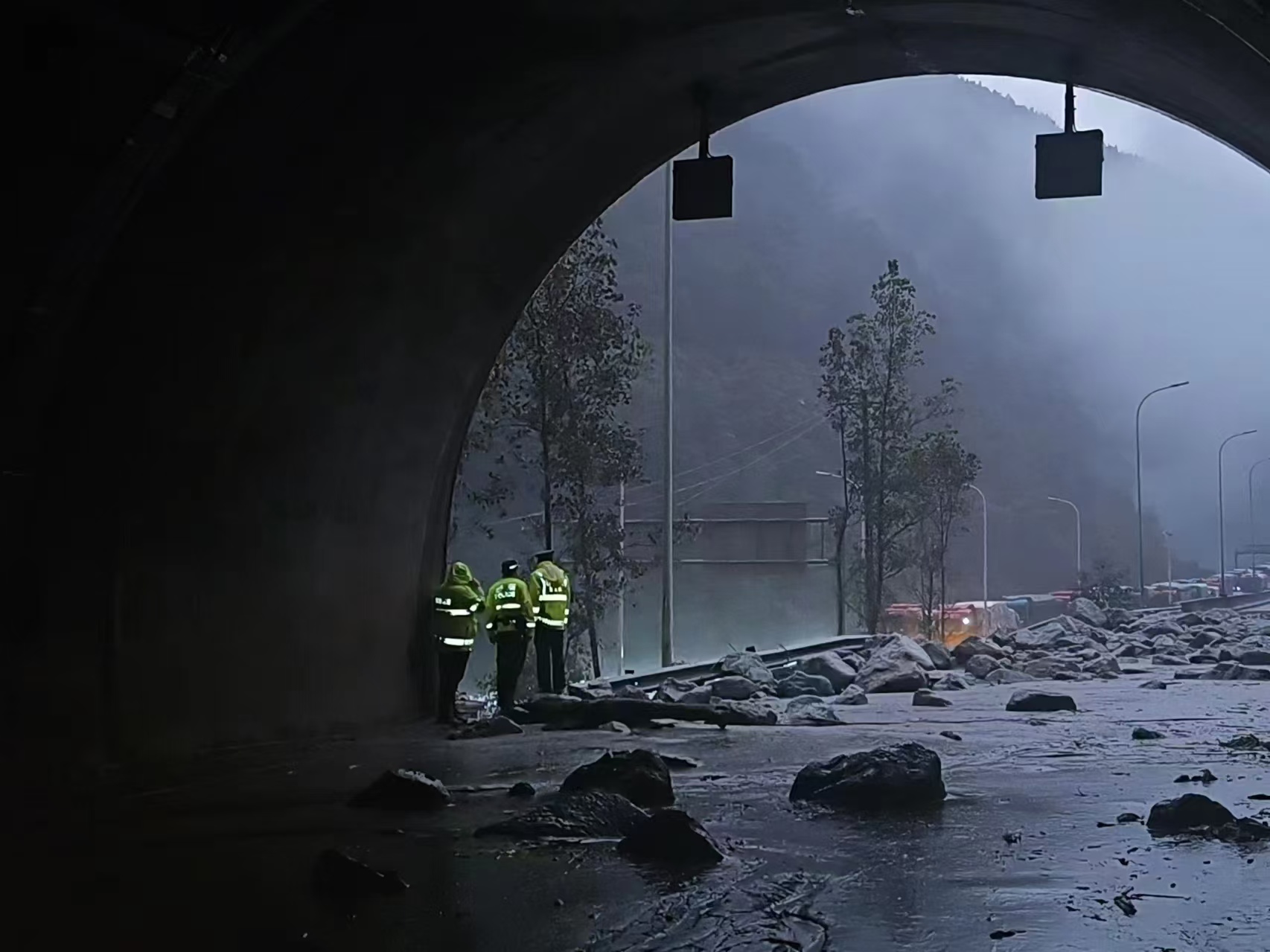 雅西高速擦羅隧道，目前因斷道現(xiàn)場進(jìn)行雙向管制。四川省高速公路管理局供圖