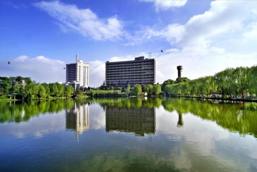 西南石油大學（南充校區）龍井湖。西南石油大學供圖