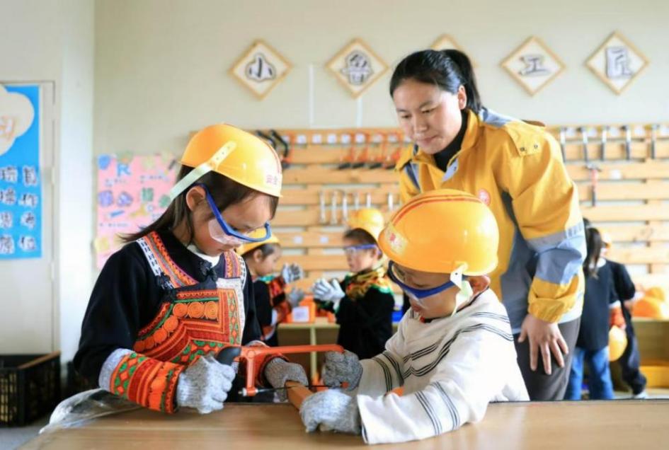 涼山州昭覺(jué)縣昭美社區(qū)幼兒園的小朋友在木工坊進(jìn)行動(dòng)手實(shí)踐。昭覺(jué)縣昭美社區(qū)幼兒園供圖