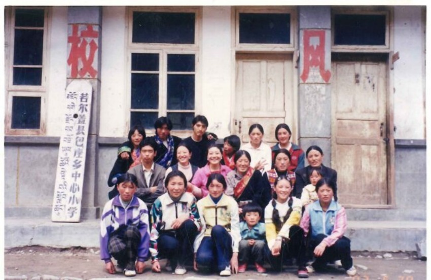 在包座鄉中心校，索郎機所帶的第一屆畢業班畢業照。受訪者供圖