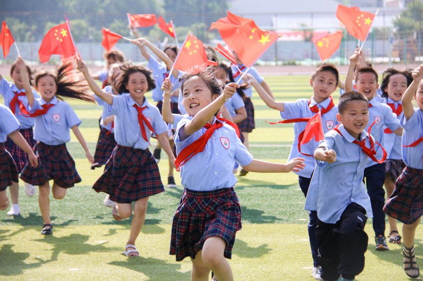 旺蒼縣佰章小學(xué)的孩子們祝福祖國(guó)“生日快樂”。李俊攝