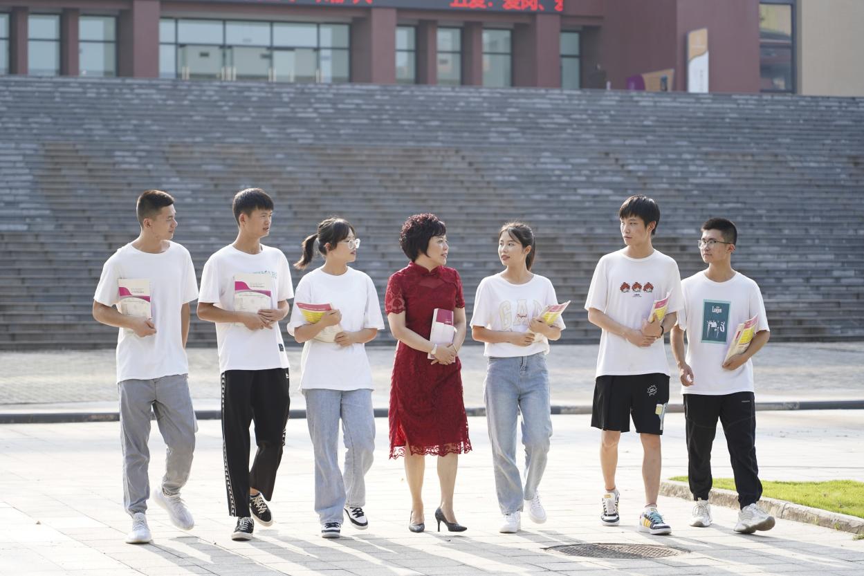 張先庚在校園與學生交流。四川護理職業(yè)學院供圖