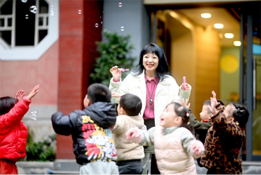 與兒童游戲。高翔供圖