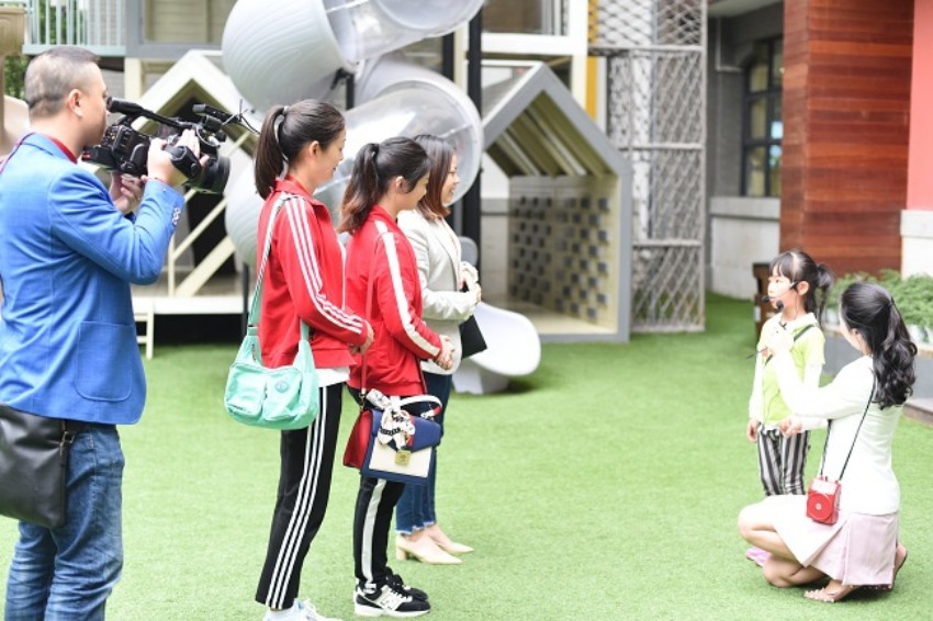 機關三幼兒童向參訪者講述童年的故事。成都市金牛區機關第三幼兒園供圖