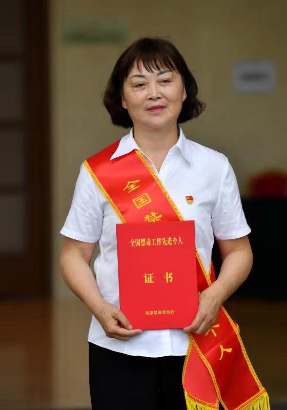 李修會(huì)被評(píng)為“全國(guó)禁毒工作先進(jìn)個(gè)人”。敘永縣摩尼鎮(zhèn)新苗實(shí)驗(yàn)學(xué)校供圖