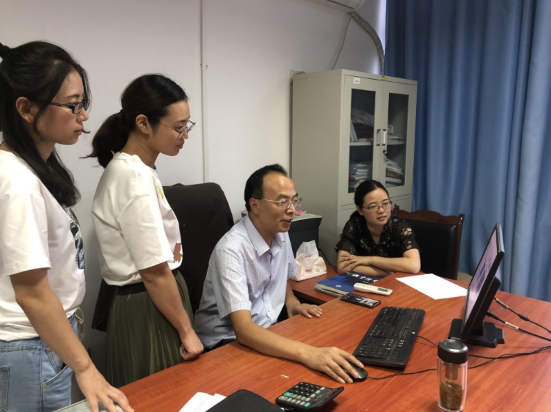 甘華銀教授在指導工程造價專業(yè)團隊修訂人才培養(yǎng)方案。廣安職業(yè)技術學院供圖