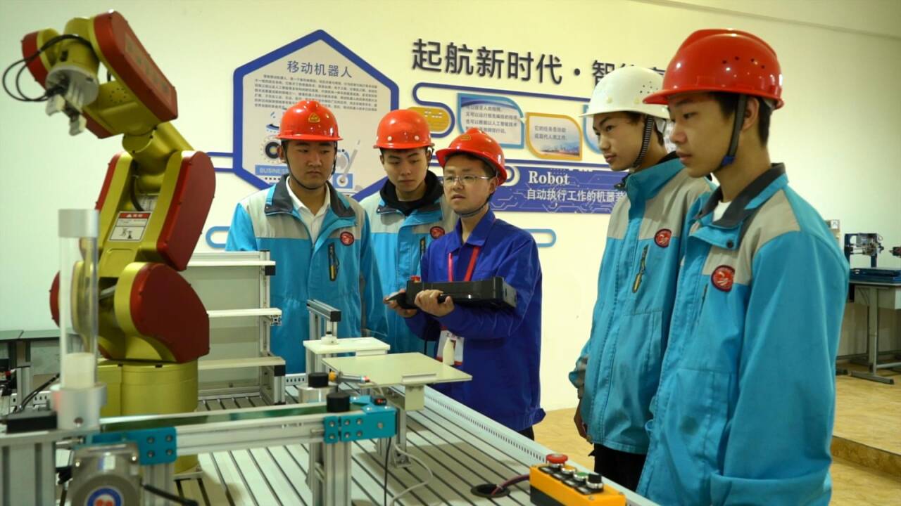 學(xué)生進(jìn)行工業(yè)機(jī)器人實(shí)訓(xùn)操作。四川省射洪市職業(yè)中專學(xué)校供圖