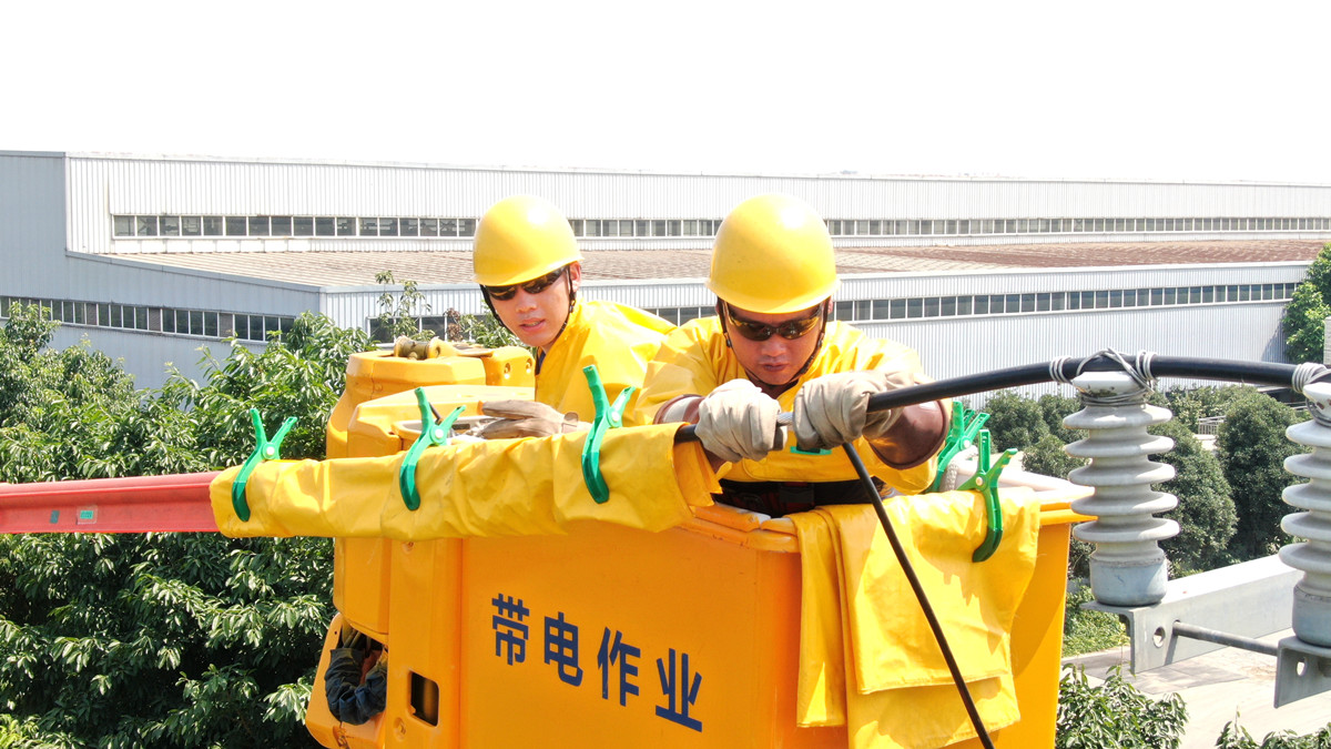 帶電作業人員在高溫下開展帶電作業。陳前宇攝