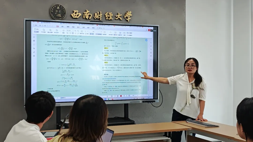 鄒紅在指導學生。消費經濟與勞動經濟科研團隊供圖