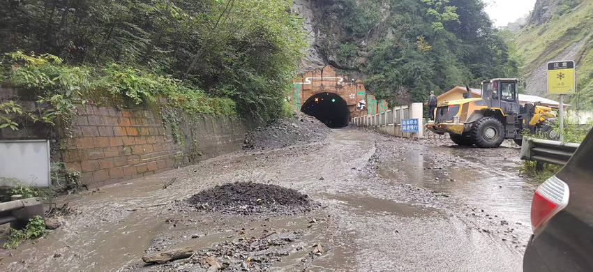 清理路面。臥龍特區供圖