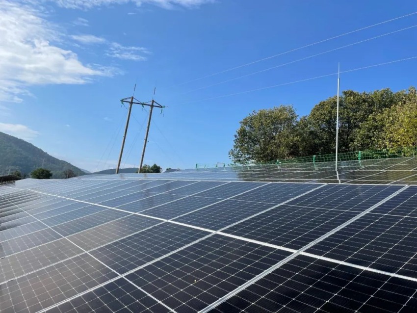 太陽能光伏陣列將太陽能轉(zhuǎn)換為電能，為水泵機(jī)組提供動(dòng)力。四川土地集團(tuán)供圖