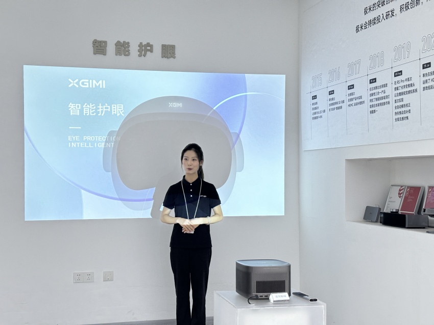 極米工作人員正在講解產品。肖瑤攝