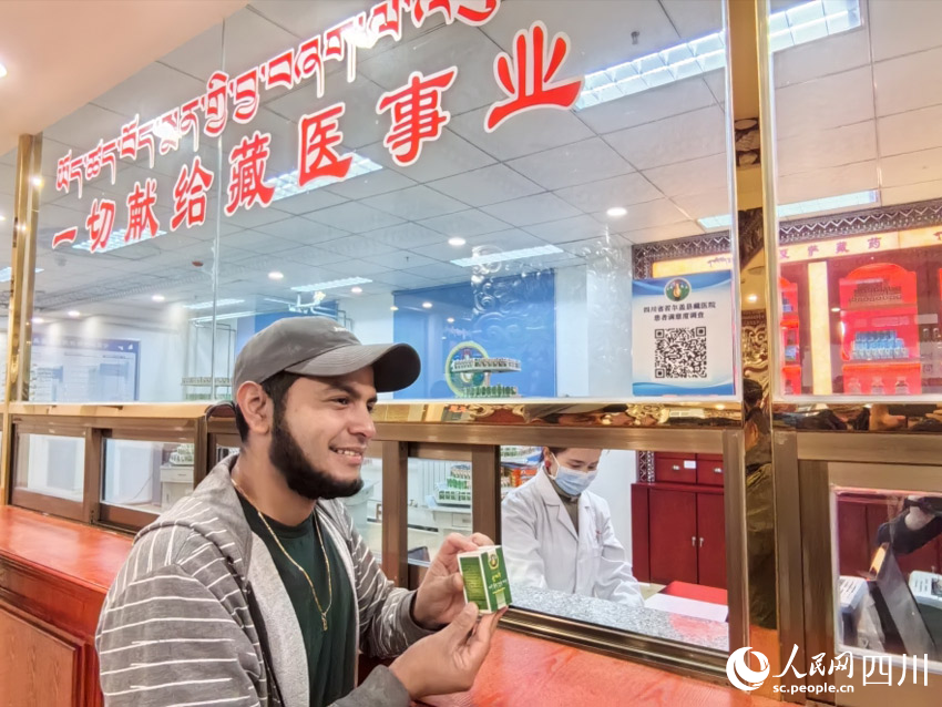 外國記者在窗口買到了藏藥。人民網記者 劉海天攝