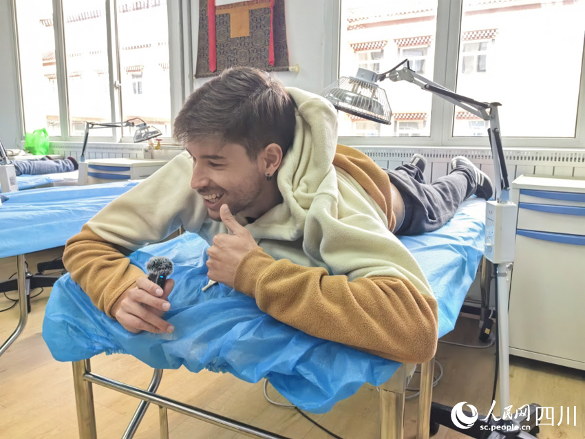 外國記者體驗藏醫療法并分享感受。人民網記者 劉海天攝