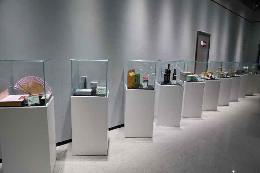 文化展示館內(nèi)陳列的蠶桑系列特色產(chǎn)品。姚陽攝