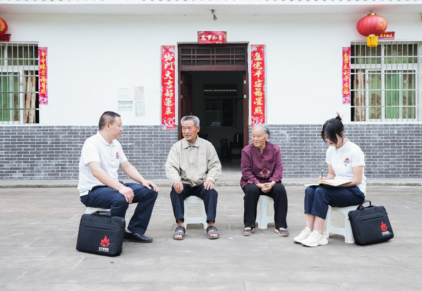 南江縣赤溪鎮(zhèn)紀(jì)委帶領(lǐng)兼職紀(jì)檢干部開(kāi)展老弱病殘上門(mén)訪工作。王泠軒 攝