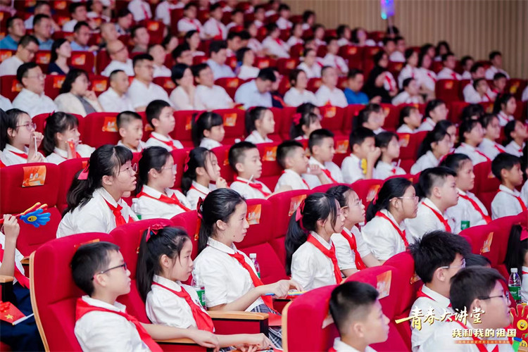 孩子們認(rèn)真的聆聽演說。主辦方供圖