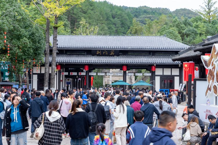 景區南門口游人如織。楊文波供圖