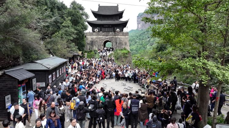 關樓前的機器狗表演吸引大量游客觀看拍攝。高志農供圖