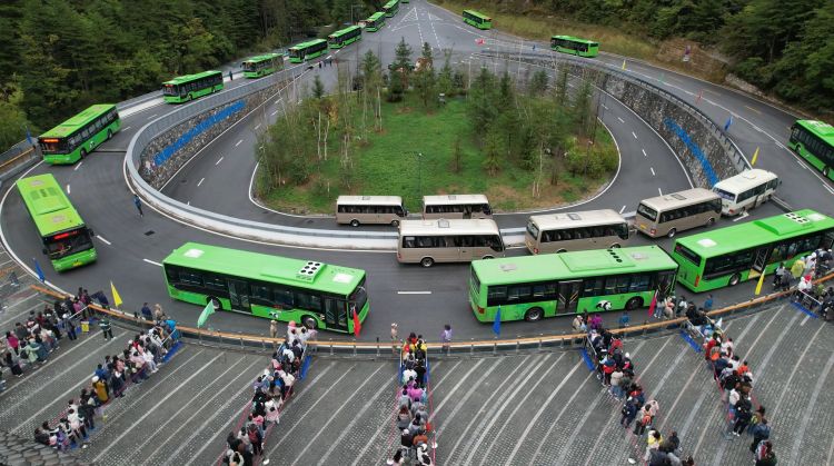 游客依次排隊坐觀光車進入景區。九管局供圖
