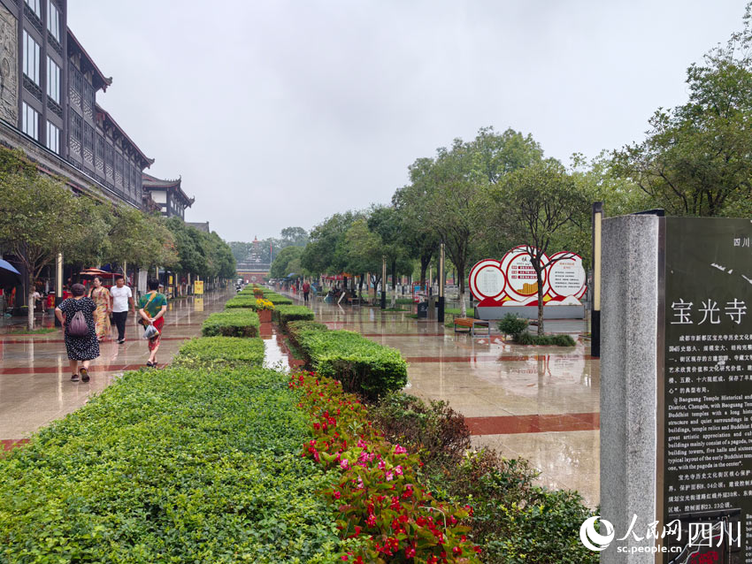 寶光寺前廣場。人民網(wǎng)記者 劉海天攝