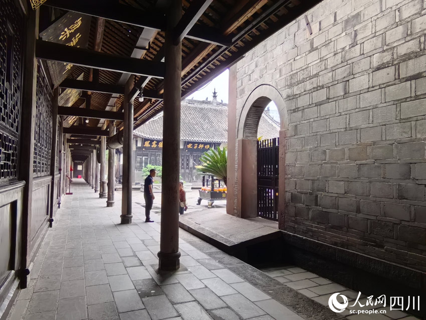 寺內(nèi)建筑采用大量石柱。人民網(wǎng)記者 劉海天攝