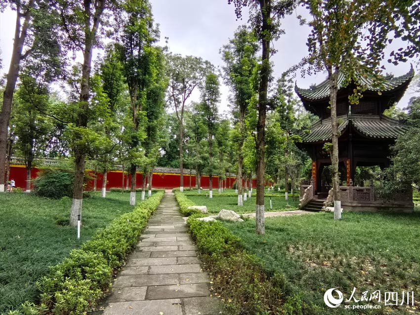 幽靜的禪林寺院。人民網(wǎng)記者 劉海天攝