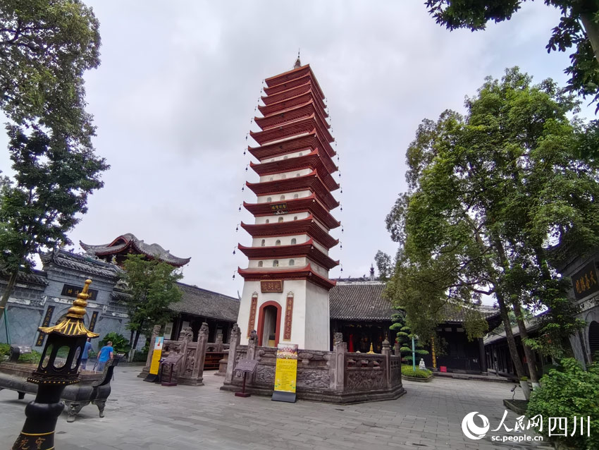舍利寶塔是一座斜塔。人民網(wǎng)記者 劉海天攝
