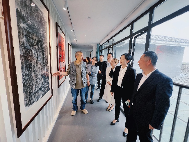 民主黨派基層組織相關(guān)負(fù)責(zé)人觀看茶具書畫攝影展。成都市雙流區(qū)委統(tǒng)戰(zhàn)部供圖   