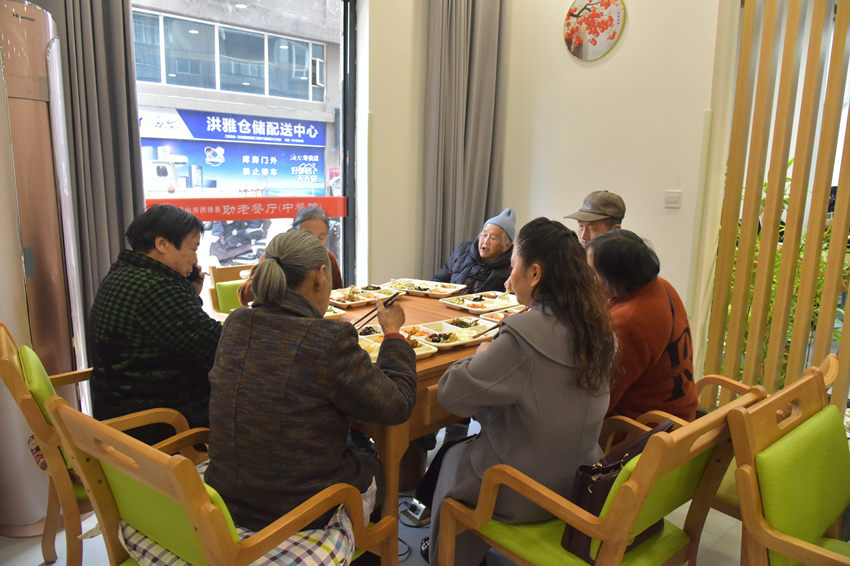 洪雅縣文塘社區(qū)助老餐廳雅康店，老人們正在用餐。蒲訓訓供圖